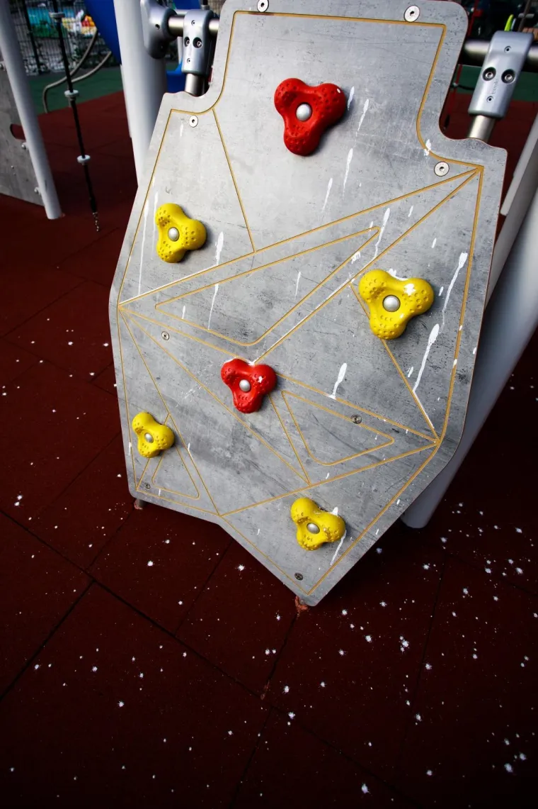 10.02.2020., Split - Novo djecje igraliste  u ulici Ljudevita Posavskog isprskano bojom jer je meta bio plakat Luke Modica koji se nalazi neposredno pored. 
Photo: Milan Sabic/PIXSELL