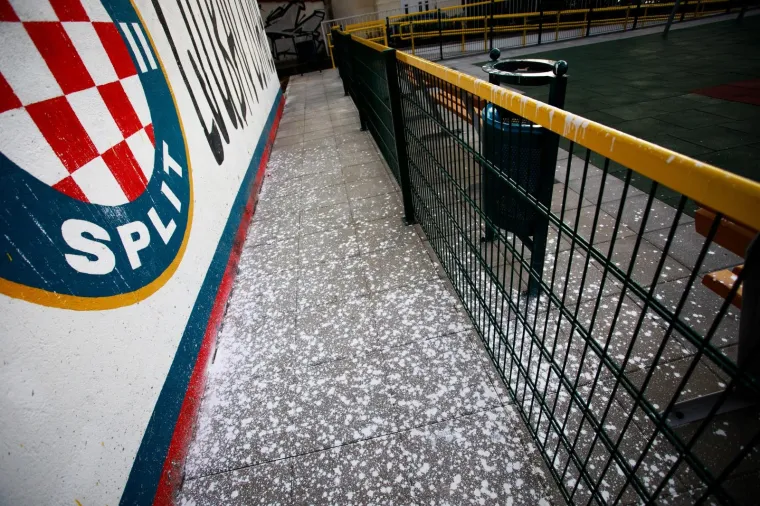 10.02.2020., Split - Novo djecje igraliste  u ulici Ljudevita Posavskog isprskano bojom jer je meta bio plakat Luke Modica koji se nalazi neposredno pored. 
Photo: Milan Sabic/PIXSELL