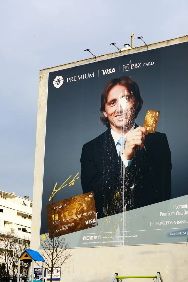 10.02.2020., Split - Novo djecje igraliste  u ulici Ljudevita Posavskog isprskano bojom jer je meta bio plakat Luke Modica koji se nalazi neposredno pored. 
Photo: Milan Sabic/PIXSELL