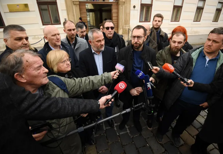 Gradska oporba Plenkoviću pred prozorima: 'Zavr&scaron;ite talačku krizu, oslobodite građane, sve je u va&scaron;im rukama'