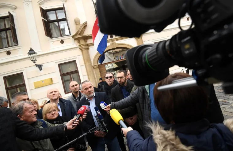 Gradska oporba Plenkoviću pred prozorima: 'Zavr&scaron;ite talačku krizu, oslobodite građane, sve je u va&scaron;im rukama'