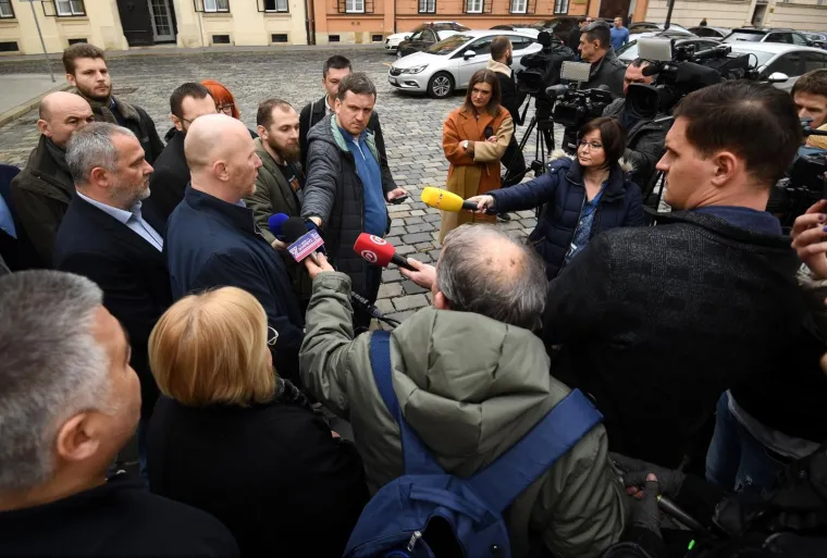 Gradska oporba Plenkoviću pred prozorima: 'Zavr&scaron;ite talačku krizu, oslobodite građane, sve je u va&scaron;im rukama'