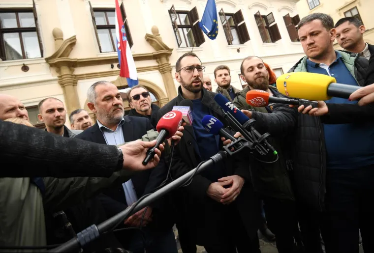 Gradska oporba Plenkoviću pred prozorima: 'Zavr&scaron;ite talačku krizu, oslobodite građane, sve je u va&scaron;im rukama'