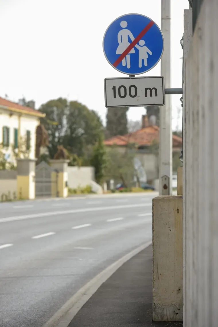 Društvene mreže rugaju se ovom prometnom znaku: Nogostup, a pješaci ne smiju hodati po njemu?!