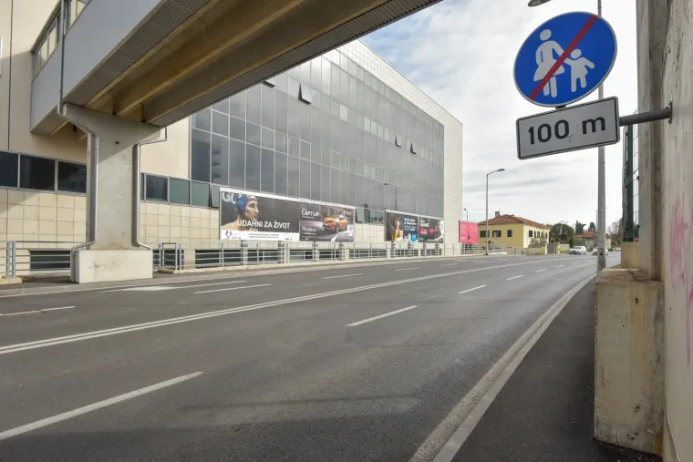 Društvene mreže rugaju se ovom prometnom znaku: Nogostup, a pješaci ne smiju hodati po njemu?!