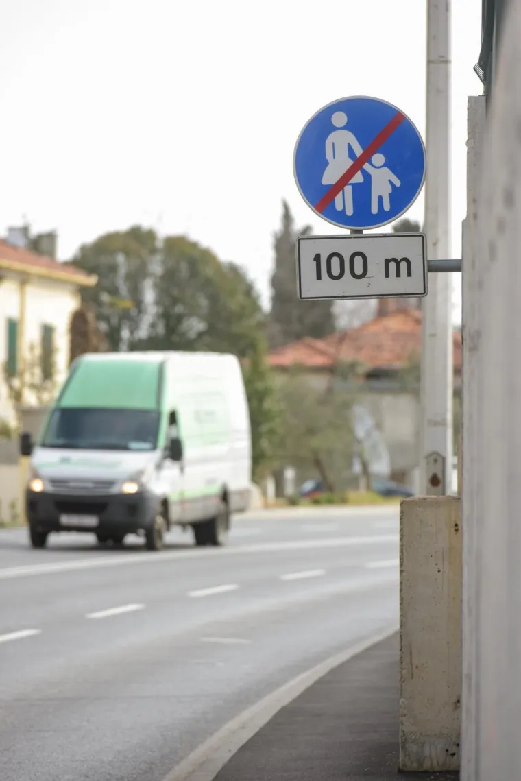 Društvene mreže rugaju se ovom prometnom znaku: Nogostup, a pješaci ne smiju hodati po njemu?!
