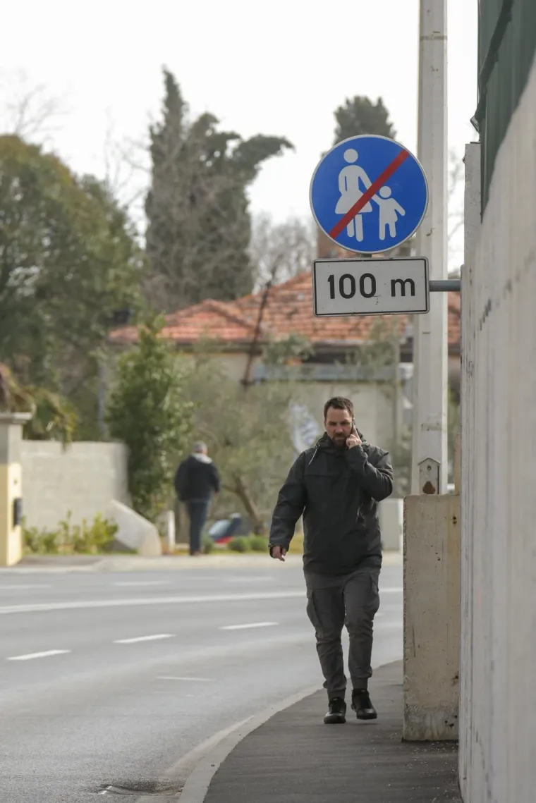 Društvene mreže rugaju se ovom prometnom znaku: Nogostup, a pješaci ne smiju hodati po njemu?!
