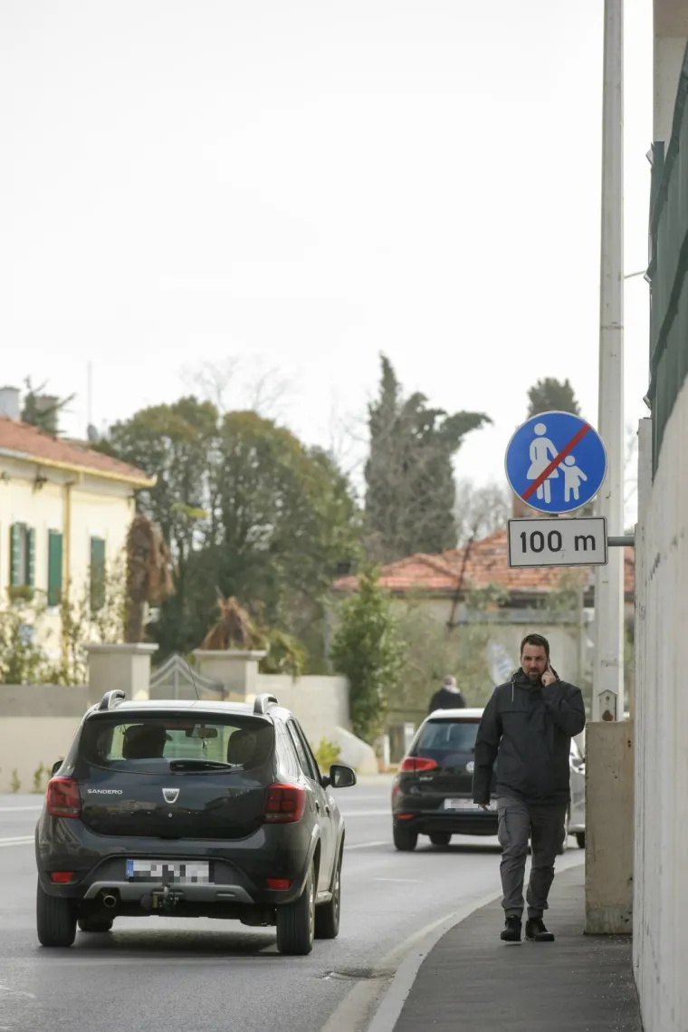Društvene mreže rugaju se ovom prometnom znaku: Nogostup, a pješaci ne smiju hodati po njemu?!