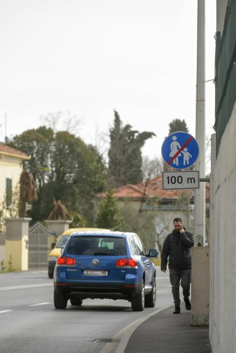 Društvene mreže rugaju se ovom prometnom znaku: Nogostup, a pješaci ne smiju hodati po njemu?!