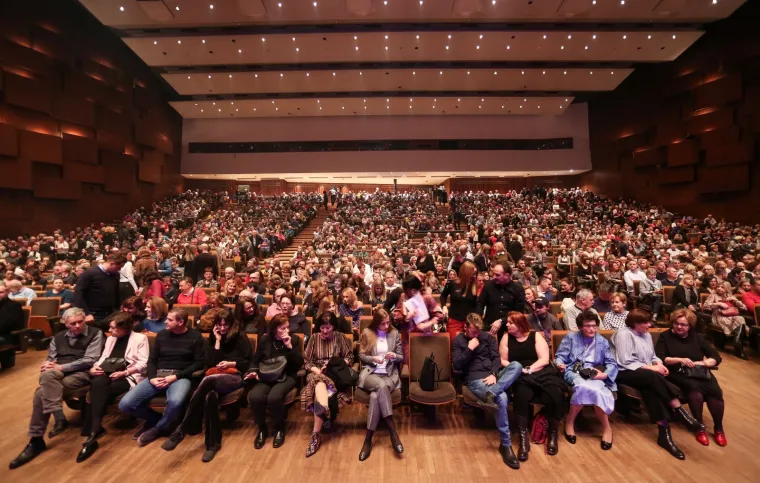 GUP mu nije pokvario raspoloženje: Nasmijani Bandić na koncertu dive u Lisinskom!