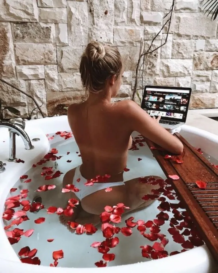 MOKRE DO GOLE KOŽE: A drugačije ni ne mogu jer ono malo krpica &scaron;to su imale odavno su skinule