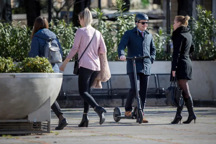 Predsjednik gradske skup&scaron;tine grada Rijeke Andrej Poropat na posao dolazi romobilom