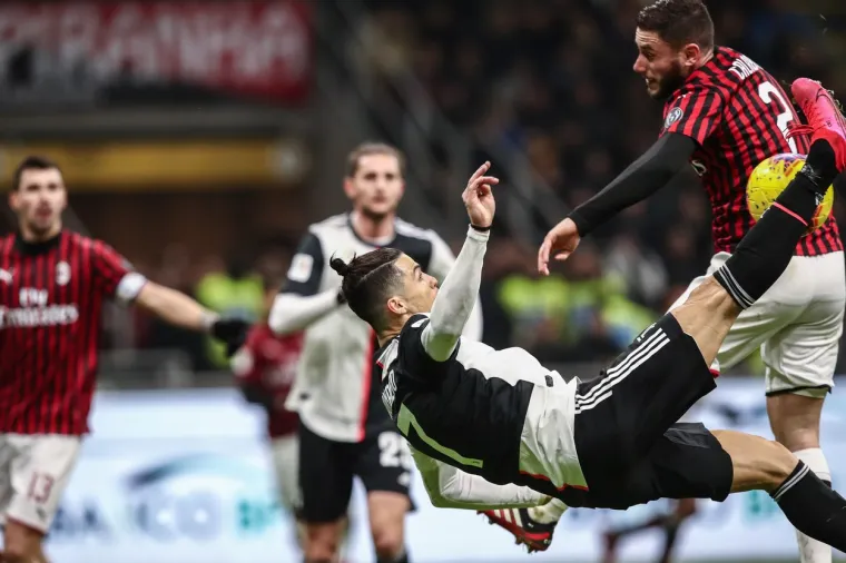 U prvom susretu polufinala talijanskog nogometnog Kupa Milan i Juventus su na San Siru odigrali 1-1, a pogodak za domaći sastav zabio je Ante Rebić.  Hrvatski reprezentativac je postigao pogodak u 61. minuti, a izjednačio je Cristiano Ronaldo iz jedanaesterca u 90. minuti. Upravo je sporni penal podijelio javnost. Portugalac je tukao &scaron;karicama i pogodio Davida Calabria u ruku dok je  bio okrenut leđima. Igrač, jasno je, nije vidio loptu.  "Naljutio sam se jer je prije toga bio prekr&scaron;aj nad Ibrahimovićem. Plus, sjećam se da su suci pokazivali snimku penala s početka sezone s utakmice Cagliari-Brescia. Rekli su da je odluka o penalu bila pogre&scaron;na jer igrač nije mogao vidjeti loptu. Calabria je također nije mogao vidjeti. Skočio je i nije imao vremena vratiti ruke u prirodni položaj. Možemo raspravljati je li Ronaldova lopta i&scaron;la prema vratima, ali ja nisam siguran u to", rekao je trener Milana Stefano Pioli.