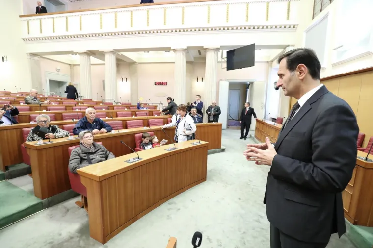 Rođen je 20. rujna 1968. u Splitu kao najstarije od četvero djece. Oženjen je za Moniku Kovač i imaju troje djece. Tečno govori engleski, francuski i njemački jezik, a pasivno talijanski i nizozemski.