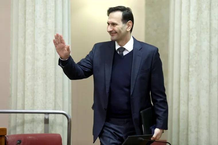 Kao dijete igrao je nogomet svaki dan, a nakon &scaron;to se obitelj preselila u Zagreb prije početka &scaron;kolske godine i&scaron;ao je na selekciju Dinama. Imao je samo deset godina, a iako je imao nekoliko pogodaka nije uspio ući u nogometnu &scaron;kolu. Slu&scaron;ao je Franka Zappu, Banshees i jugoslavenski Novi val, a prvi koncerti su mu The Cure i Depeche Mode.