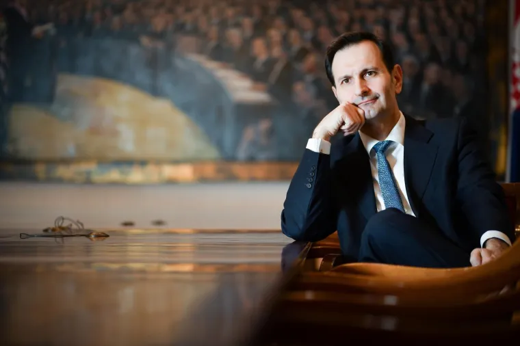 Imao je samo 15 godina kada je počeo zarađivati pa je sve do zavr&scaron;etka studija radio razne intelektualne i fizičke poslove. Raznosio je novine i bio zaposlen kao noćni stražar na međunarodnim sajmovima. Vozio je kamione te proveo tjedan dana u zračnoj luci...