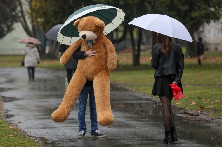 Prizori od kojih ćete se rastopiti: Zaljubljeni parovi preplavili ulice hrvatskih gradova