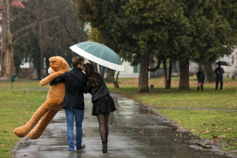 Prizori od kojih ćete se rastopiti: Zaljubljeni parovi preplavili ulice hrvatskih gradova