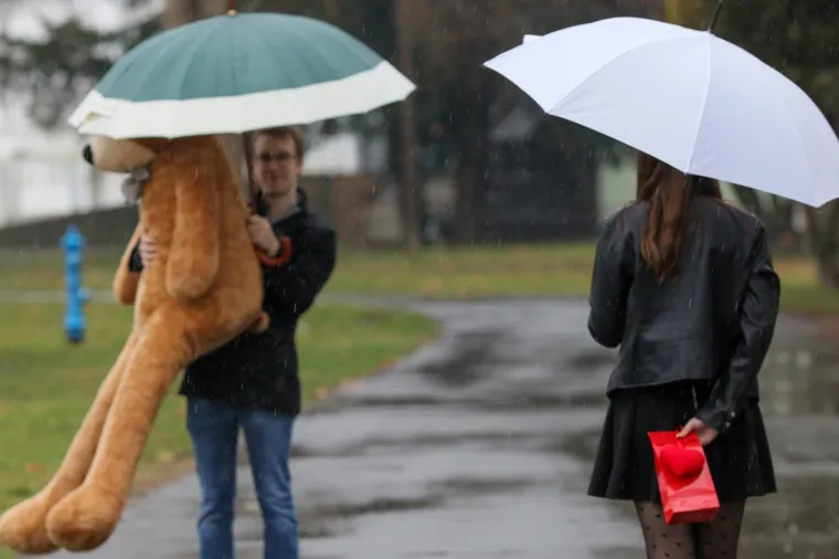 Prizori od kojih ćete se rastopiti: Zaljubljeni parovi preplavili ulice hrvatskih gradova