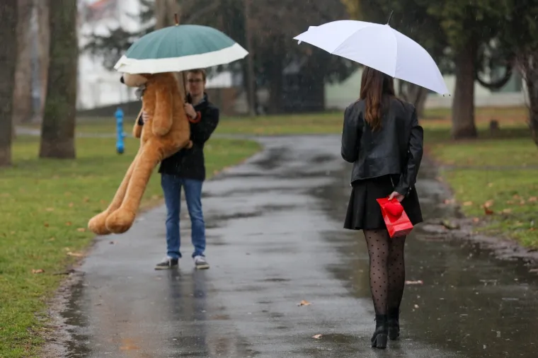 Prizori od kojih ćete se rastopiti: Zaljubljeni parovi preplavili ulice hrvatskih gradova