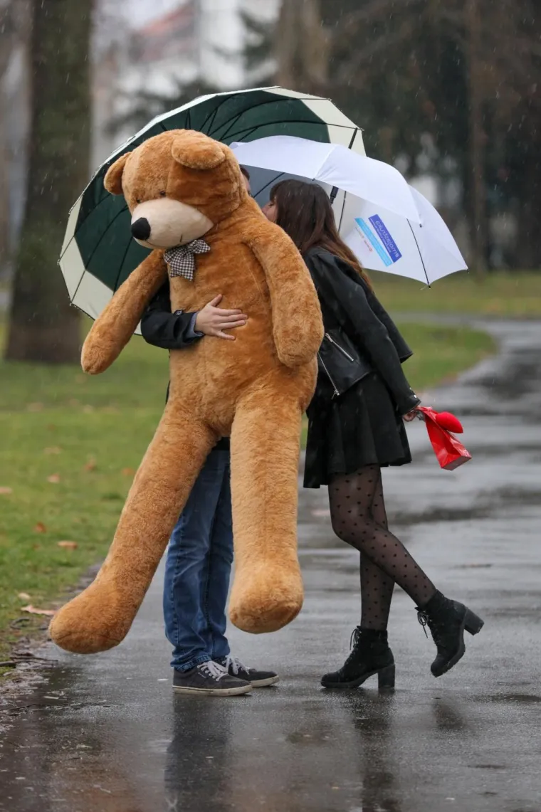 Prizori od kojih ćete se rastopiti: Zaljubljeni parovi preplavili ulice hrvatskih gradova