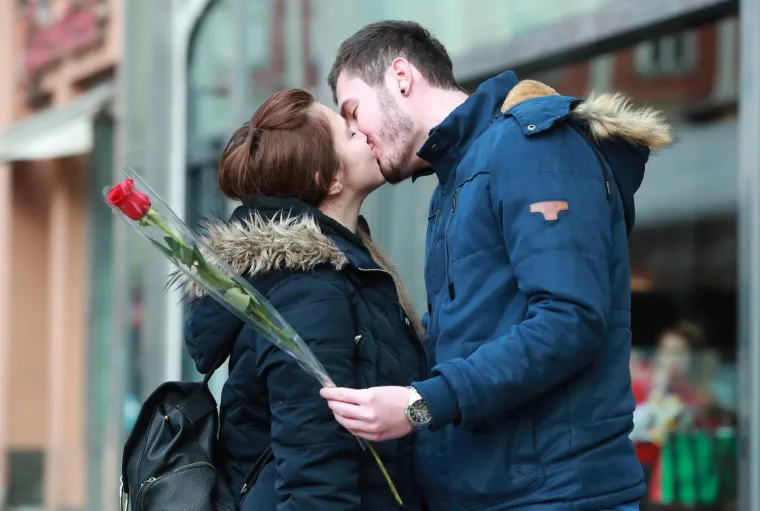 Prizori od kojih ćete se rastopiti: Zaljubljeni parovi preplavili ulice hrvatskih gradova