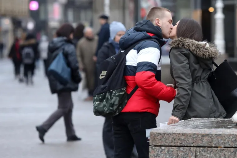Prizori od kojih ćete se rastopiti: Zaljubljeni parovi preplavili ulice hrvatskih gradova