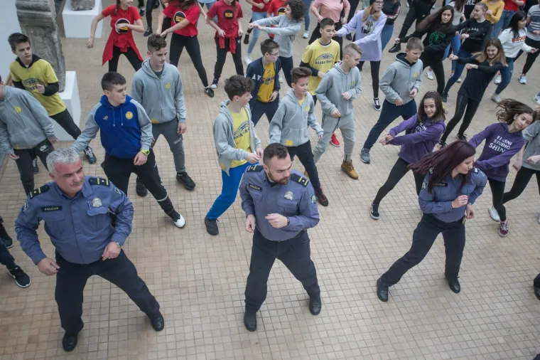 Hrvatska policija kakvu rijetko viđamo: Zaplesali su sa &scaron;kolarcima i pokazali zavidne pokrete