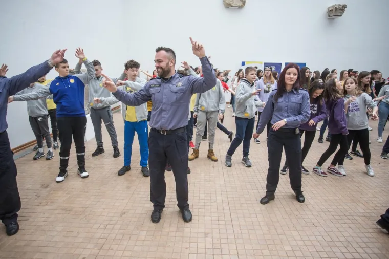 Hrvatska policija kakvu rijetko viđamo: Zaplesali su sa &scaron;kolarcima i pokazali zavidne pokrete