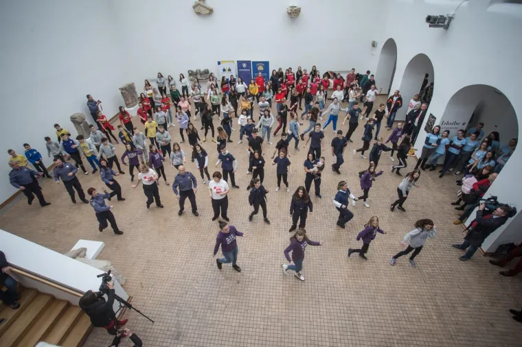 Hrvatska policija kakvu rijetko viđamo: Zaplesali su sa &scaron;kolarcima i pokazali zavidne pokrete