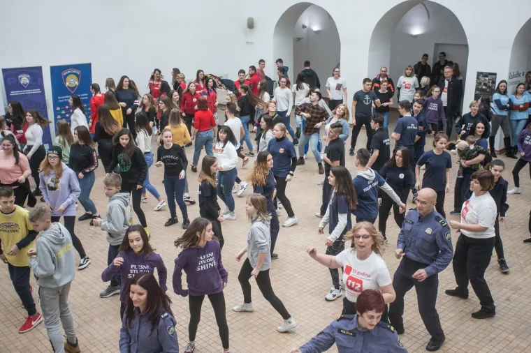 Hrvatska policija kakvu rijetko viđamo: Zaplesali su sa &scaron;kolarcima i pokazali zavidne pokrete