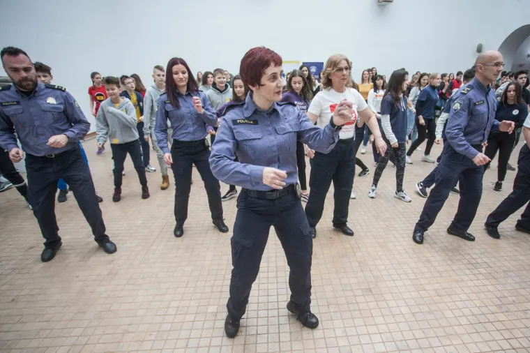 Hrvatska policija kakvu rijetko viđamo: Zaplesali su sa &scaron;kolarcima i pokazali zavidne pokrete
