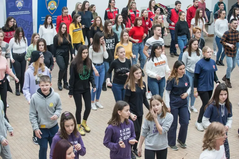 Hrvatska policija kakvu rijetko viđamo: Zaplesali su sa &scaron;kolarcima i pokazali zavidne pokrete