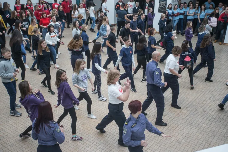 Hrvatska policija kakvu rijetko viđamo: Zaplesali su sa &scaron;kolarcima i pokazali zavidne pokrete