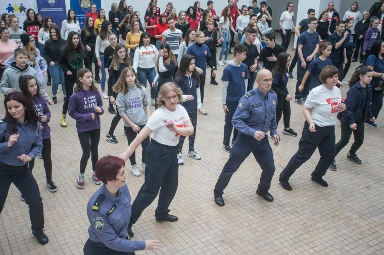 Hrvatska policija kakvu rijetko viđamo: Zaplesali su sa &scaron;kolarcima i pokazali zavidne pokrete