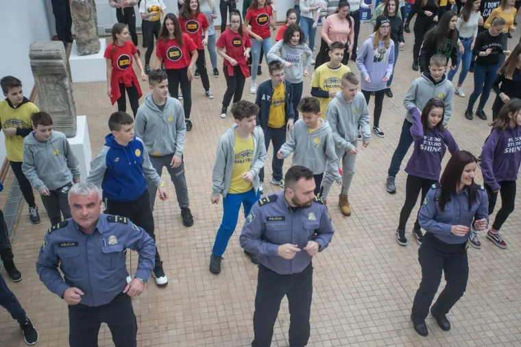 Hrvatska policija kakvu rijetko viđamo: Zaplesali su sa &scaron;kolarcima i pokazali zavidne pokrete