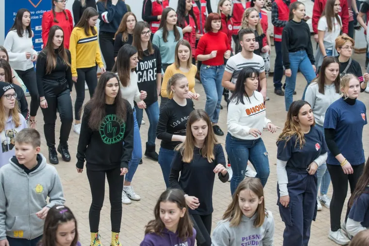 Hrvatska policija kakvu rijetko viđamo: Zaplesali su sa &scaron;kolarcima i pokazali zavidne pokrete