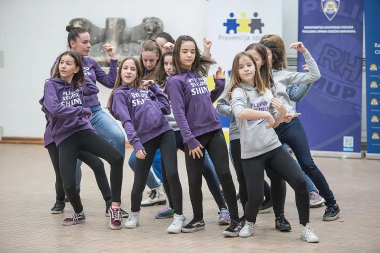 Hrvatska policija kakvu rijetko viđamo: Zaplesali su sa &scaron;kolarcima i pokazali zavidne pokrete