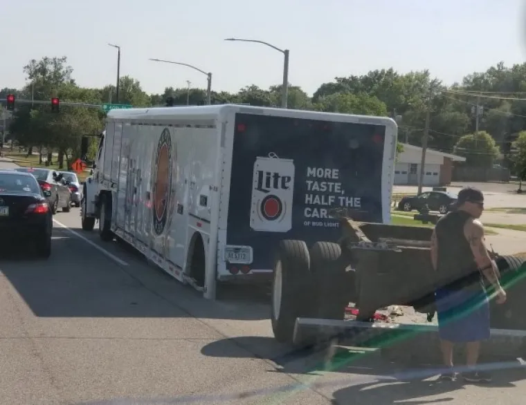 VOZILA KOJA BI JAKO ŽELJELA DA IMAJU DRUGOG VOZAČA: 'Ovdje vidimo rijedak prizor kamiona kako vježba jogu'