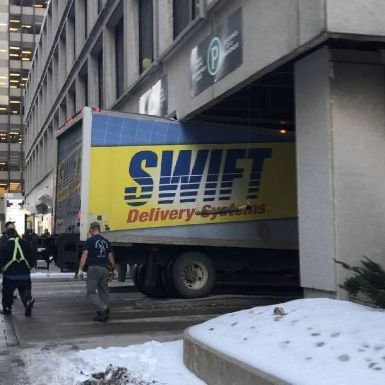 VOZILA KOJA BI JAKO ŽELJELA DA IMAJU DRUGOG VOZAČA: 'Ovdje vidimo rijedak prizor kamiona kako vježba jogu'