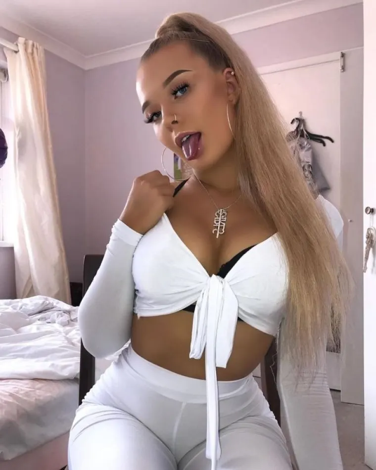 A &Scaron;TO TOČNO KANE S NJIME?: Isplazile jezike, a sve drugo im, kao slučajno, ispalo iz oskudne odjeće