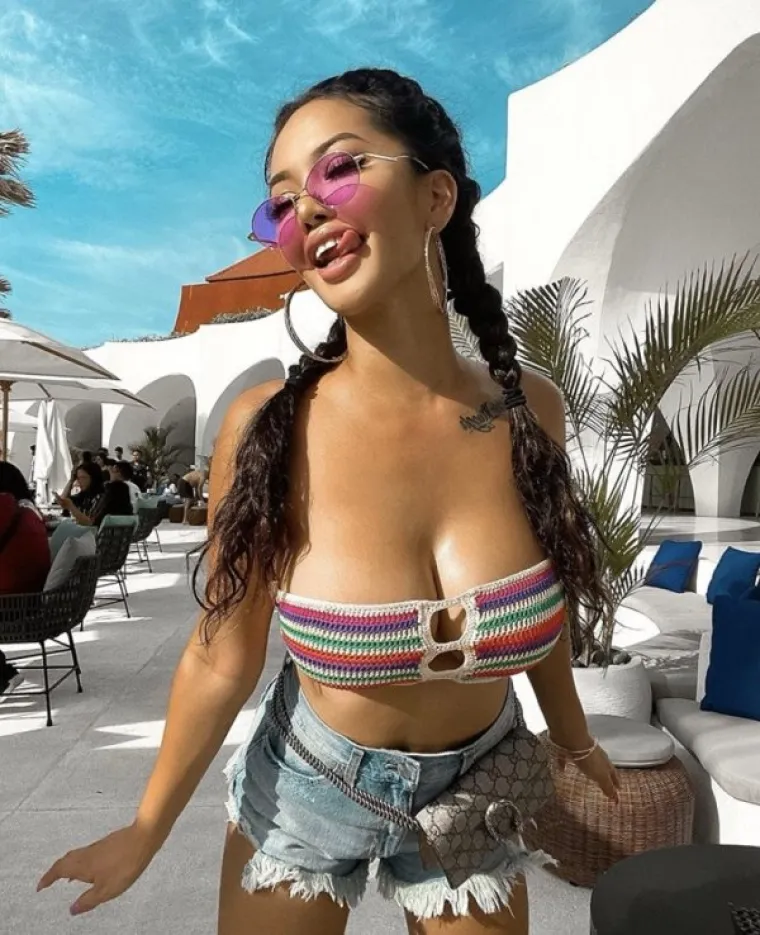 A &Scaron;TO TOČNO KANE S NJIME?: Isplazile jezike, a sve drugo im, kao slučajno, ispalo iz oskudne odjeće