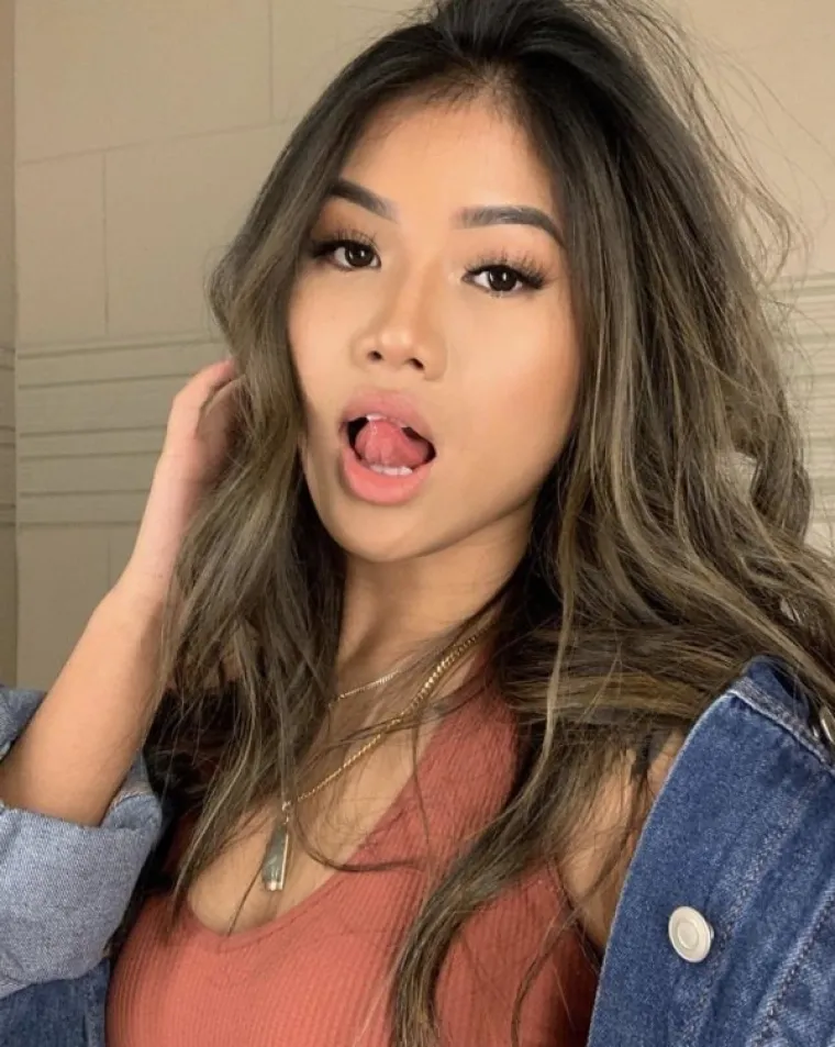 A &Scaron;TO TOČNO KANE S NJIME?: Isplazile jezike, a sve drugo im, kao slučajno, ispalo iz oskudne odjeće