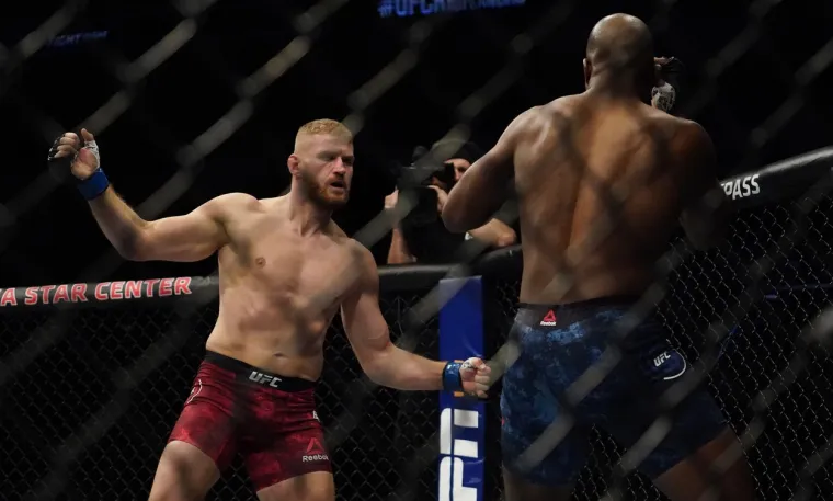 Poljski MMA borac Jan Blachowicz nokautirao je Amerikanca Coreya Andersona u prvoj rundi i tako izborio priliku za borbu za naslov s Jonom Jonesom. Blachowicz je u UFC-ov oktogon ušao kao autsajder, ali je pokazao koliko je moćan i u trećoj minuti desnim krošeom srušio Andersona na pod i svemu je bilo kraja. Odmah potom Poljak je došao do ruba kaveza pokazujući prema Jonesu koji je s odobravanjem reagirao na njegove prozivke.  „Ne znam kao ga se može odbiti nakon što je tako odradio borbu", rekao je Jones poslije meča.  UFC Fight Night 167 u Rio Ranchu pružila je je i sunaslovnu borbu između Diega Sancheza i Michela Pereire, u kojoj je slavio Sanchez.