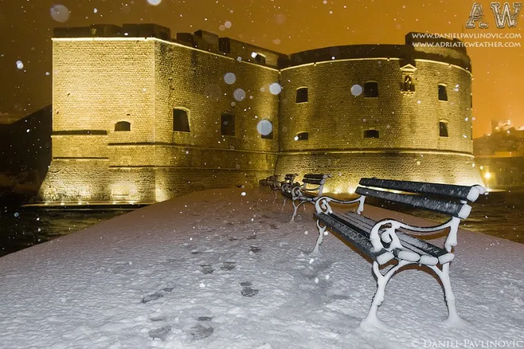 Ovako je izgledao Dubrovnik prije točno 11 godina! Poharala ga je jedna od najjačih snježnih mećava 'Tara'