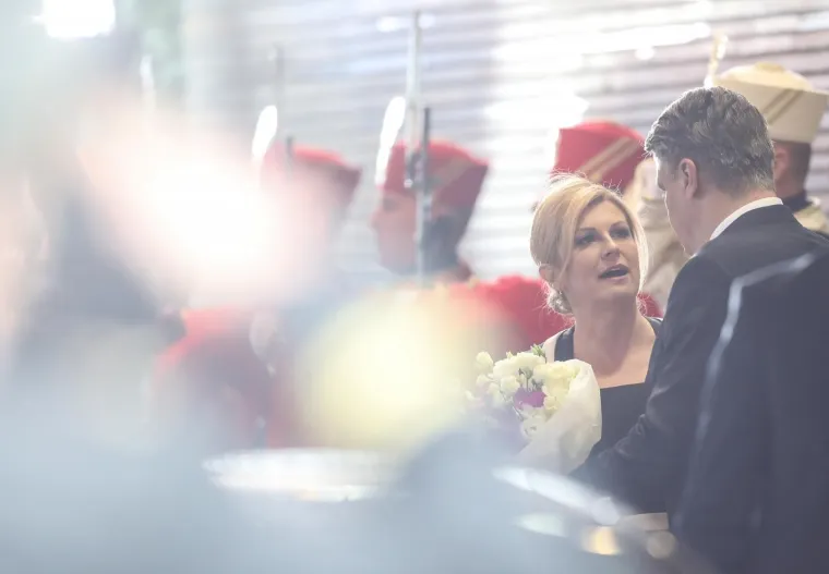 Zadnji dan predsjednice: Milanović poljupcem i cvijećem ispratio Grabar-Kitarović