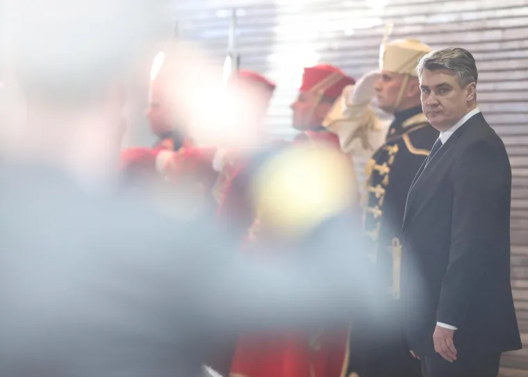 Zadnji dan predsjednice: Milanović poljupcem i cvijećem ispratio Grabar-Kitarović