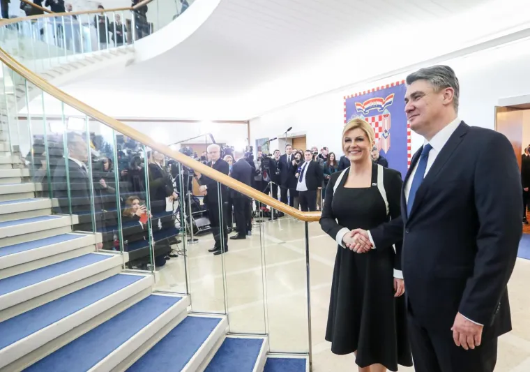 Zadnji dan predsjednice: Milanović poljupcem i cvijećem ispratio Grabar-Kitarović