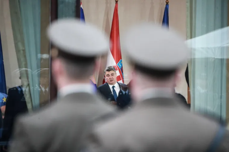 Zadnji dan predsjednice: Milanović poljupcem i cvijećem ispratio Grabar-Kitarović