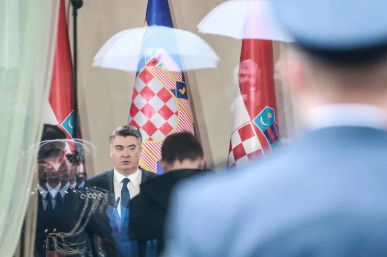 Zadnji dan predsjednice: Milanović poljupcem i cvijećem ispratio Grabar-Kitarović